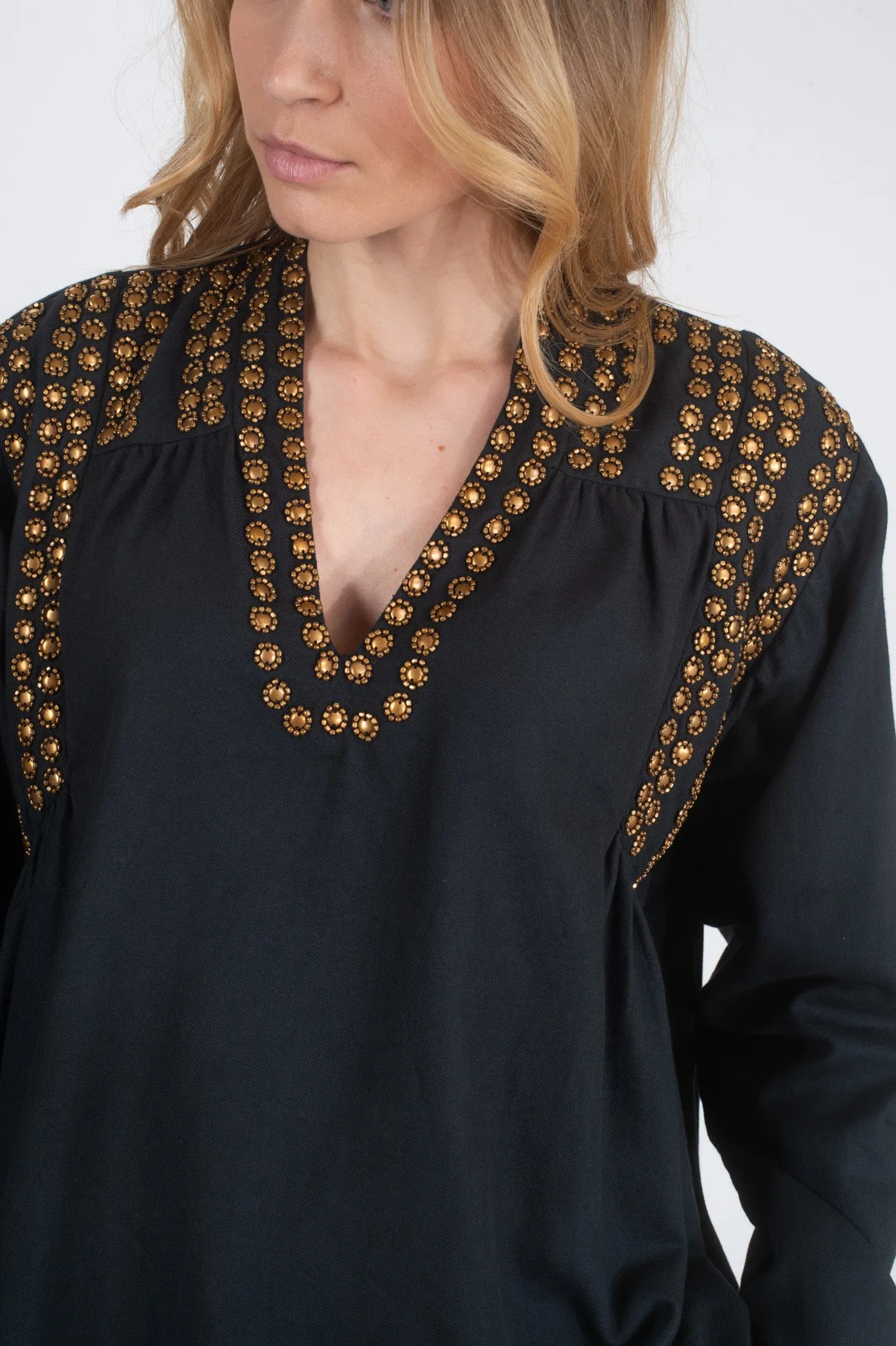 Blouse noire ornée de sequins dorés BLING